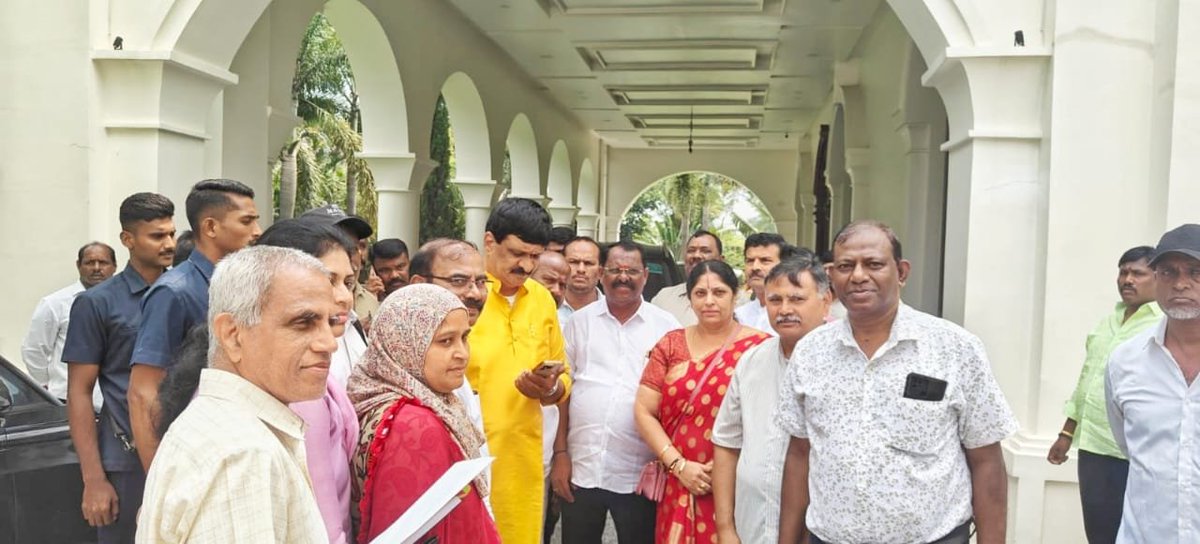 KUR_Congress's tweet photo. Met Mynampally Hanumanth Rao garu at his residence today and requested him to sanction funds for the long-pending road beside the Neredmet dump yard towards Bharani Colony and Vivekanandapuram, along with the pending drainage works in the Division.

#Mynampally #neredmet #yapral https://t.co/UgkmMnsV0M
