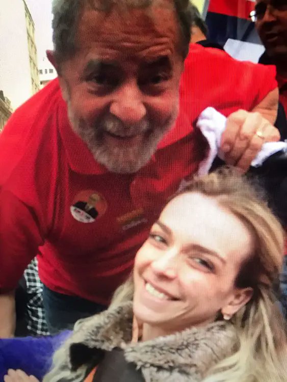 Grupodobemestar's tweet photo. Roberta Luchsinger depositou dinheiro vivo na conta de servidores do Governo Lula.Empresa representada por ela emplacou contrato de R$ 30 milhões.Ela e Lulinha são investigados por corrupção.https://t.co/3nFb1Z4K6C #educação #estudantes #professores #aposentados #aposentadoria https://t.co/EPHPxEFZiR