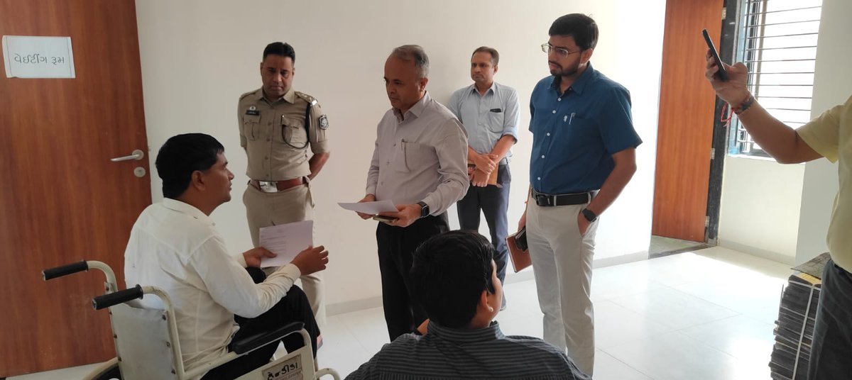 CollectorVT's tweet photo. આજ રોજ લાખણી તાલુકાના કેસરસિંગ ગોળીયા ગામના મસ્ક્યુલર ડિસ્ટ્રોફી જેવી ગંભીર શારીરિક બીમારીથી પીડિત દર્દીશ્રી હમીરભાઈ પટેલની કચેરી ખાતે રૂબરૂ મુલાકાત કરી તેમની રજૂઆતો સાંભળી અને સરકારશ્રી તરફથી યોગ્ય મદદની ખાતરી આપી.@CMOGuj @revenuegujarat @HealthDeptGuj @JayantiRavi @InfoGujarat https://t.co/B2quDO2kRs
