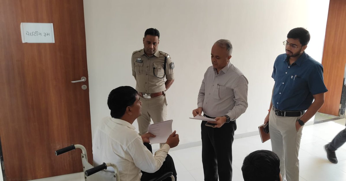 CollectorVT's tweet photo. આજ રોજ લાખણી તાલુકાના કેસરસિંગ ગોળીયા ગામના મસ્ક્યુલર ડિસ્ટ્રોફી જેવી ગંભીર શારીરિક બીમારીથી પીડિત દર્દીશ્રી હમીરભાઈ પટેલની કચેરી ખાતે રૂબરૂ મુલાકાત કરી તેમની રજૂઆતો સાંભળી અને સરકારશ્રી તરફથી યોગ્ય મદદની ખાતરી આપી.@CMOGuj @revenuegujarat @HealthDeptGuj @JayantiRavi @InfoGujarat https://t.co/B2quDO2kRs
