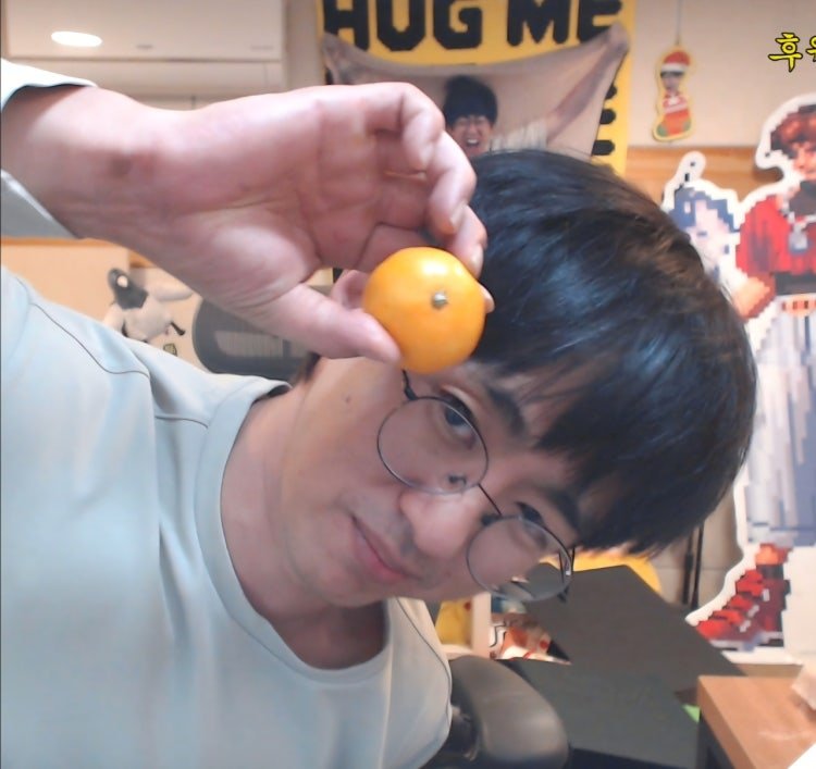 mtesaeng02's tweet photo. 귤먹어귤 https://t.co/W9tqOcJI3P