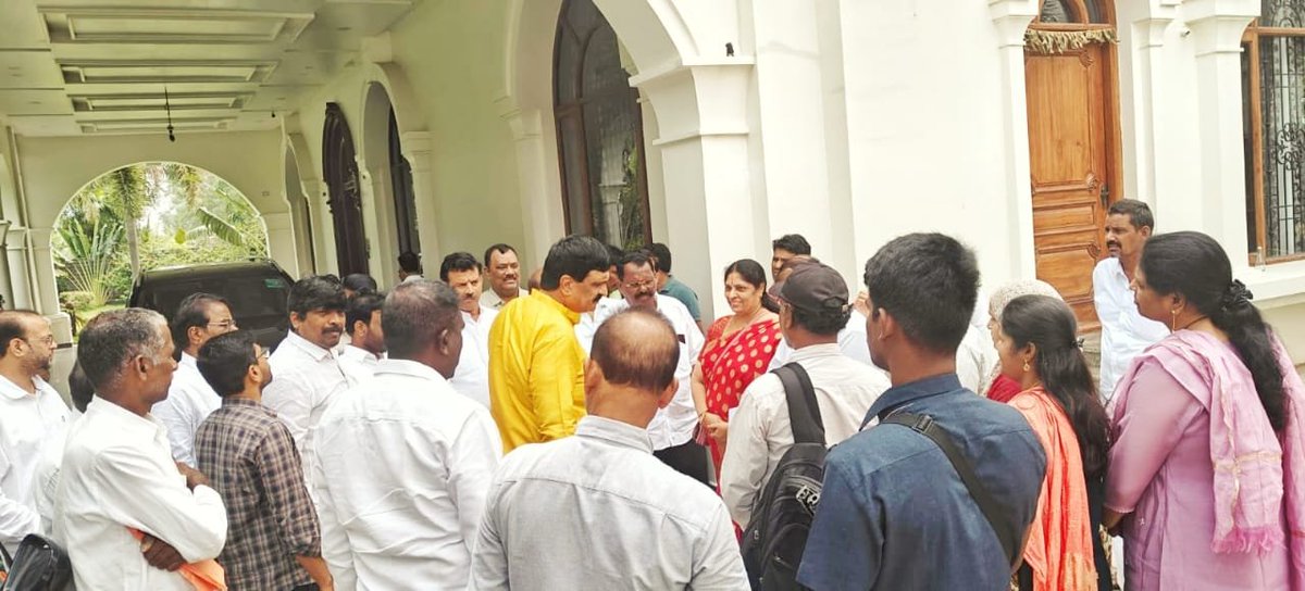 KUR_Congress's tweet photo. Met Mynampally Hanumanth Rao garu at his residence today and requested him to sanction funds for the long-pending road beside the Neredmet dump yard towards Bharani Colony and Vivekanandapuram, along with the pending drainage works in the Division.

#Mynampally #neredmet #yapral https://t.co/UgkmMnsV0M