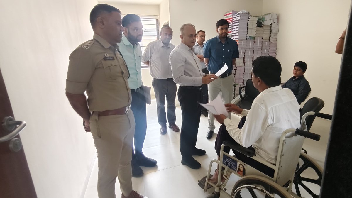 CollectorVT's tweet photo. આજ રોજ લાખણી તાલુકાના કેસરસિંગ ગોળીયા ગામના મસ્ક્યુલર ડિસ્ટ્રોફી જેવી ગંભીર શારીરિક બીમારીથી પીડિત દર્દીશ્રી હમીરભાઈ પટેલની કચેરી ખાતે રૂબરૂ મુલાકાત કરી તેમની રજૂઆતો સાંભળી અને સરકારશ્રી તરફથી યોગ્ય મદદની ખાતરી આપી.@CMOGuj @revenuegujarat @HealthDeptGuj @JayantiRavi @InfoGujarat https://t.co/B2quDO2kRs