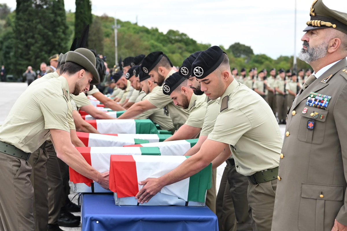 Esercito's tweet photo. Il Capo di SM dell’#EsercitoItaliano, Gen. C.A. Carmine #Masiello, al Sacrario Militare di #Redipuglia (Gorizia), ha preso parte alla cerimonia per il ritorno in Patria delle spoglie di 32 militari italiani, tutti ignoti, caduti durante la 1ª Guerra Mondiale sul Fronte dell’#Isonzo e rinvenuti in Slovenia: “A distanza di tanto tempo, onoriamo l’altissimo senso del dovere con cui questi Soldati hanno saputo tenere fede al #Giuramento prestato, fino all’estremo sacrificio. Un insegnamento che, anche in un contesto completamente diverso come quello attuale, si rinnova attraverso i #valori che lo animarono e che restano, ancora oggi, il fondamento di chi serve l’#Italia in uniforme: la #disciplina, l’#onore e l’amor di #Patria”.
Il ritorno in Patria dei 32 Caduti ignoti della Grande Guerra rinnova il dovere della #memoria e testimonia l’impegno della #Difesa nella ricerca dei dispersi e nell’identificazione dei nostri Caduti.