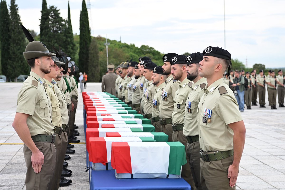 Esercito's tweet photo. Il Capo di SM dell’#EsercitoItaliano, Gen. C.A. Carmine #Masiello, al Sacrario Militare di #Redipuglia (Gorizia), ha preso parte alla cerimonia per il ritorno in Patria delle spoglie di 32 militari italiani, tutti ignoti, caduti durante la 1ª Guerra Mondiale sul Fronte dell’#Isonzo e rinvenuti in Slovenia: “A distanza di tanto tempo, onoriamo l’altissimo senso del dovere con cui questi Soldati hanno saputo tenere fede al #Giuramento prestato, fino all’estremo sacrificio. Un insegnamento che, anche in un contesto completamente diverso come quello attuale, si rinnova attraverso i #valori che lo animarono e che restano, ancora oggi, il fondamento di chi serve l’#Italia in uniforme: la #disciplina, l’#onore e l’amor di #Patria”.
Il ritorno in Patria dei 32 Caduti ignoti della Grande Guerra rinnova il dovere della #memoria e testimonia l’impegno della #Difesa nella ricerca dei dispersi e nell’identificazione dei nostri Caduti.
