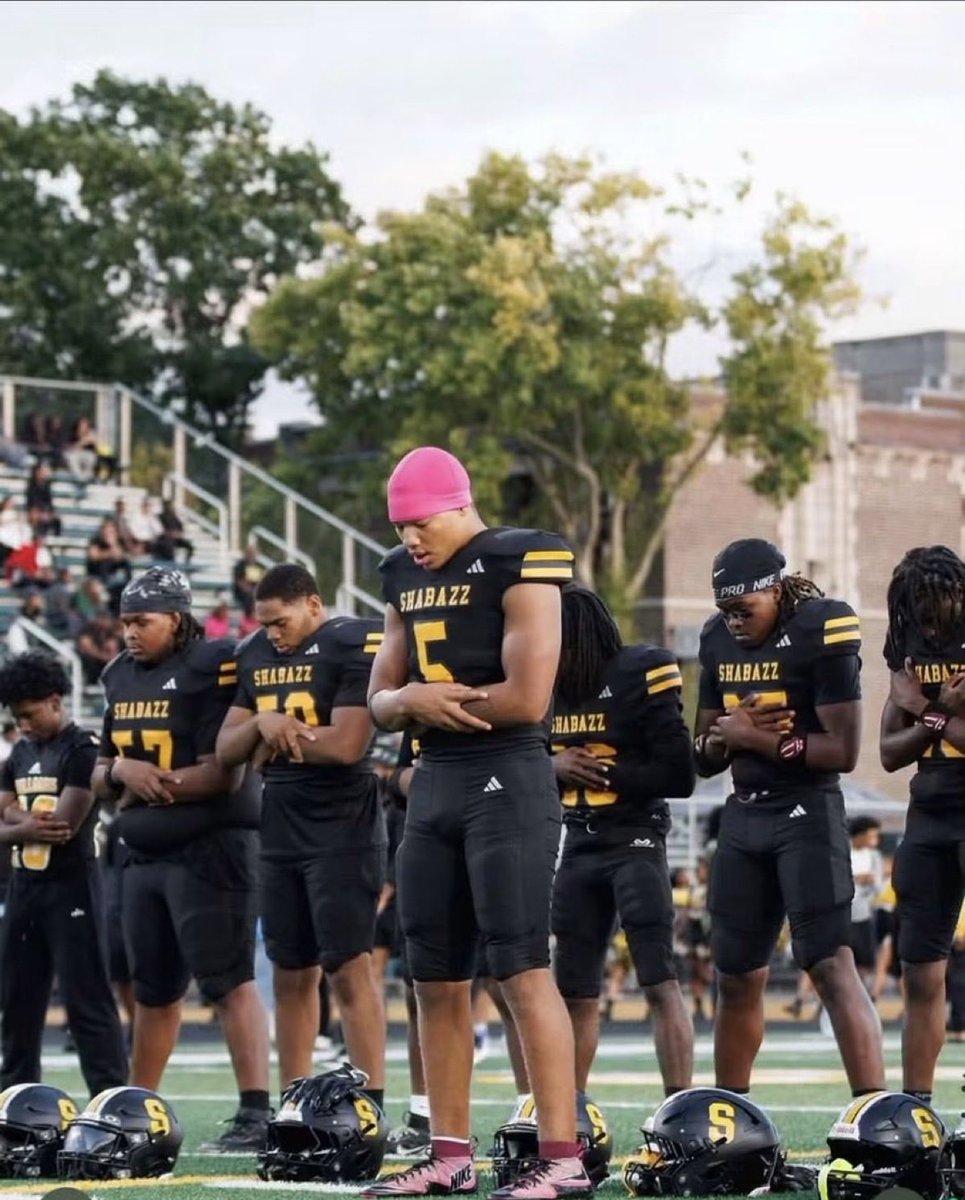MutahNapoleon's tweet photo. These young brothers play football at Shabazz High School in Newark, New Jersey. Prayer time came in and they stopped everything to put Allah first. Alhamdulillah, may Allah preserve them, keep them firm and make them examples for other young Muslims. 🤲🏾 https://t.co/vUENb7Qcwo