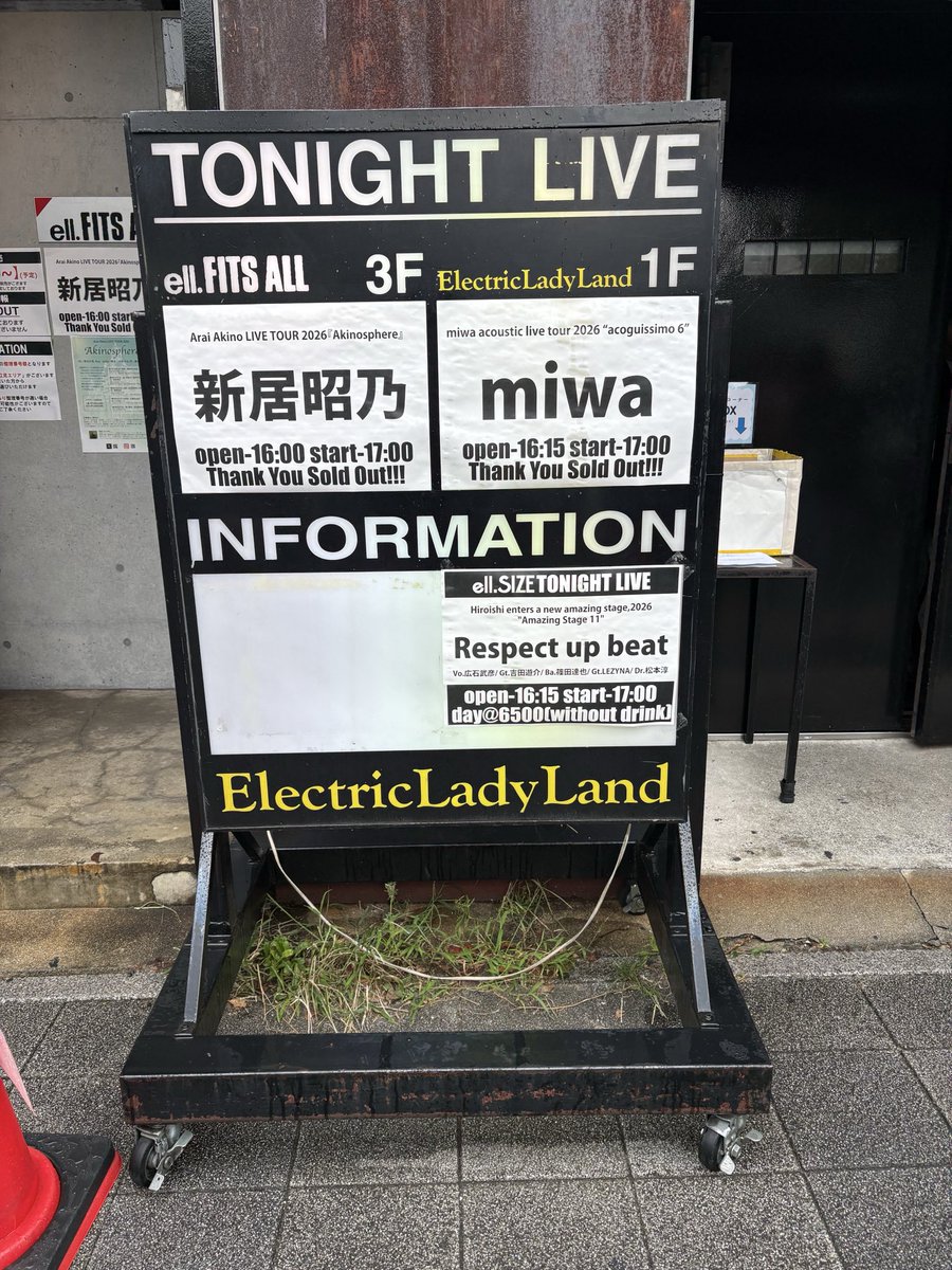 DriedFlower_fav's tweet photo. 昨日はこちらでした🙌
オープニングからエンディングまで
最高⤴︎⤴︎⤴に楽しいライブでした
こちらのライブハウスは初めてうかがいましたが、フロアがひな壇のようになってて見やすくて凄くいいなぁと思いました☺️
#Respectupbeat
#upbeat
#広石武彦 https://t.co/UYIYqhBpHn