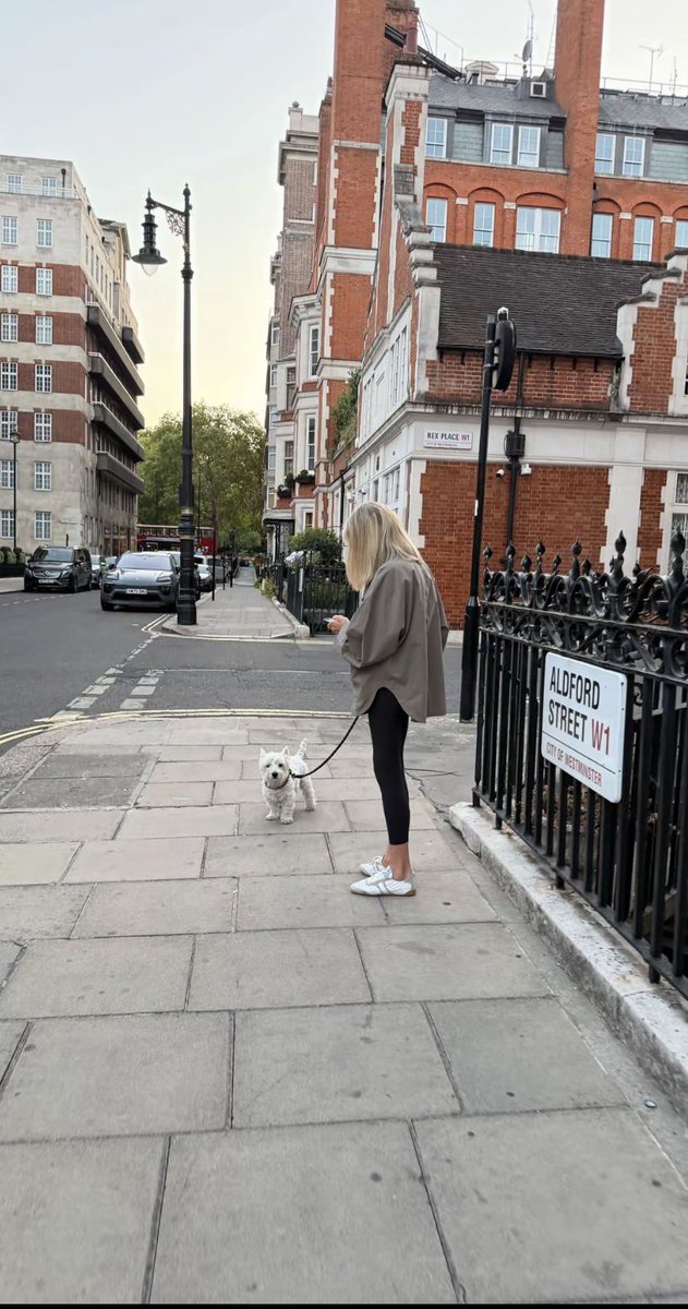 N_Y001's tweet photo. good morning London ☀️ https://t.co/7XxpDc238g
