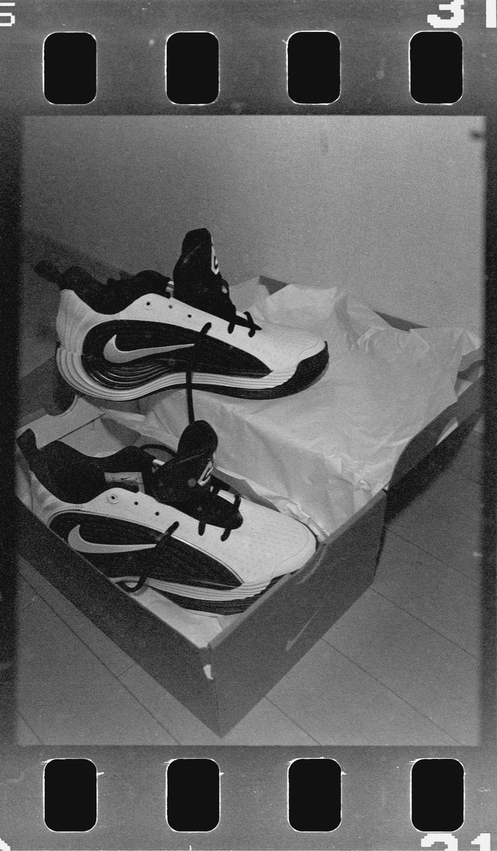 karutetto23's tweet photo. ナイキのバッシュ(屋外用)

📷X-700 2号機(half frame)
🎞Acros 100 (EI100) 期限切れ
🧪29年前のD-19 1:3 21℃ 8分

#自家現像 #フィルムカメラ #minolta
#acros100 #モノクロフィルム https://t.co/4dl2TXyuUM