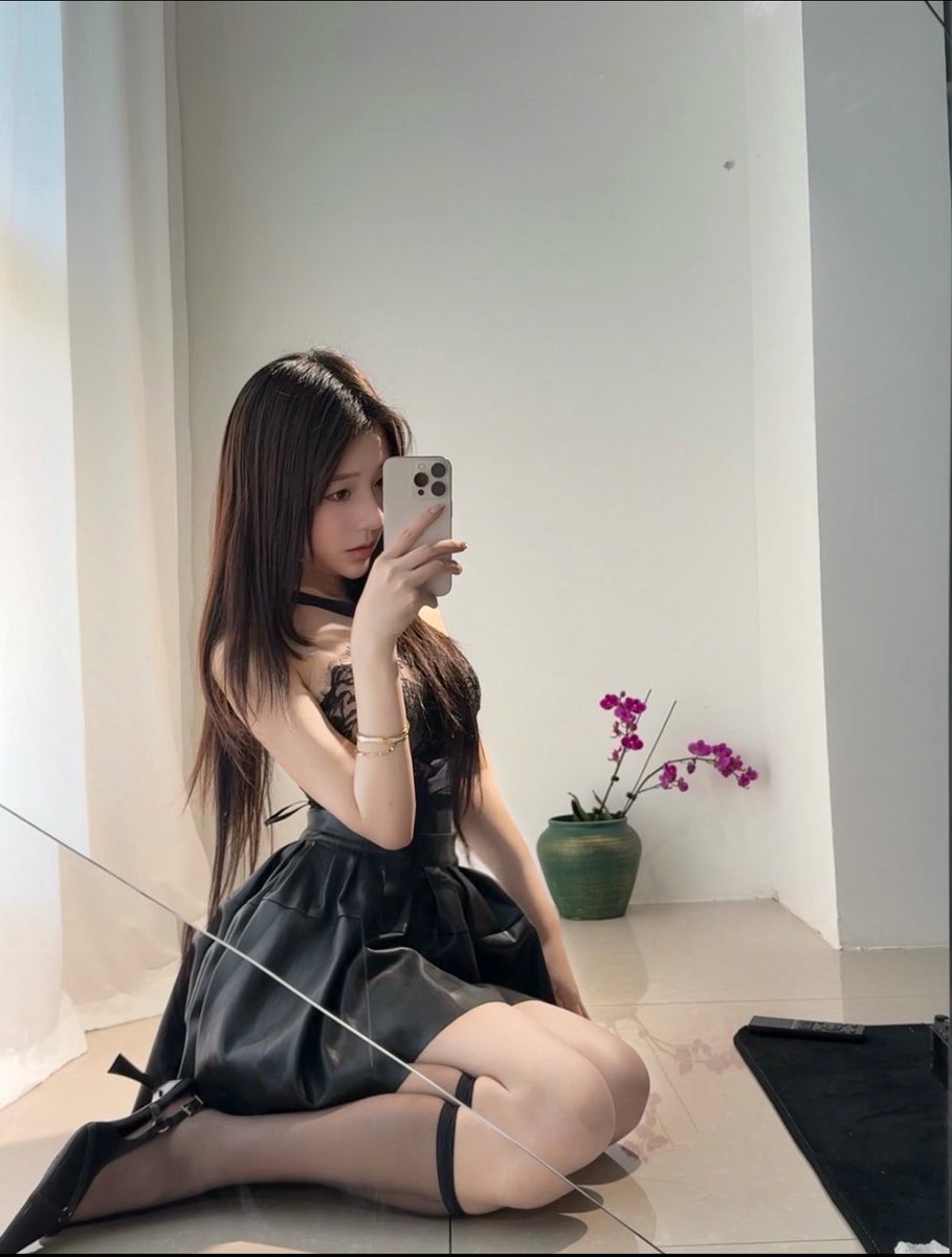 Summersdase's tweet photo. 新人刚玩x    

想发点照片  有人锐评女大福照吗  

  直接给不墨迹  发完我要删 https://t.co/wkNUaAmvij