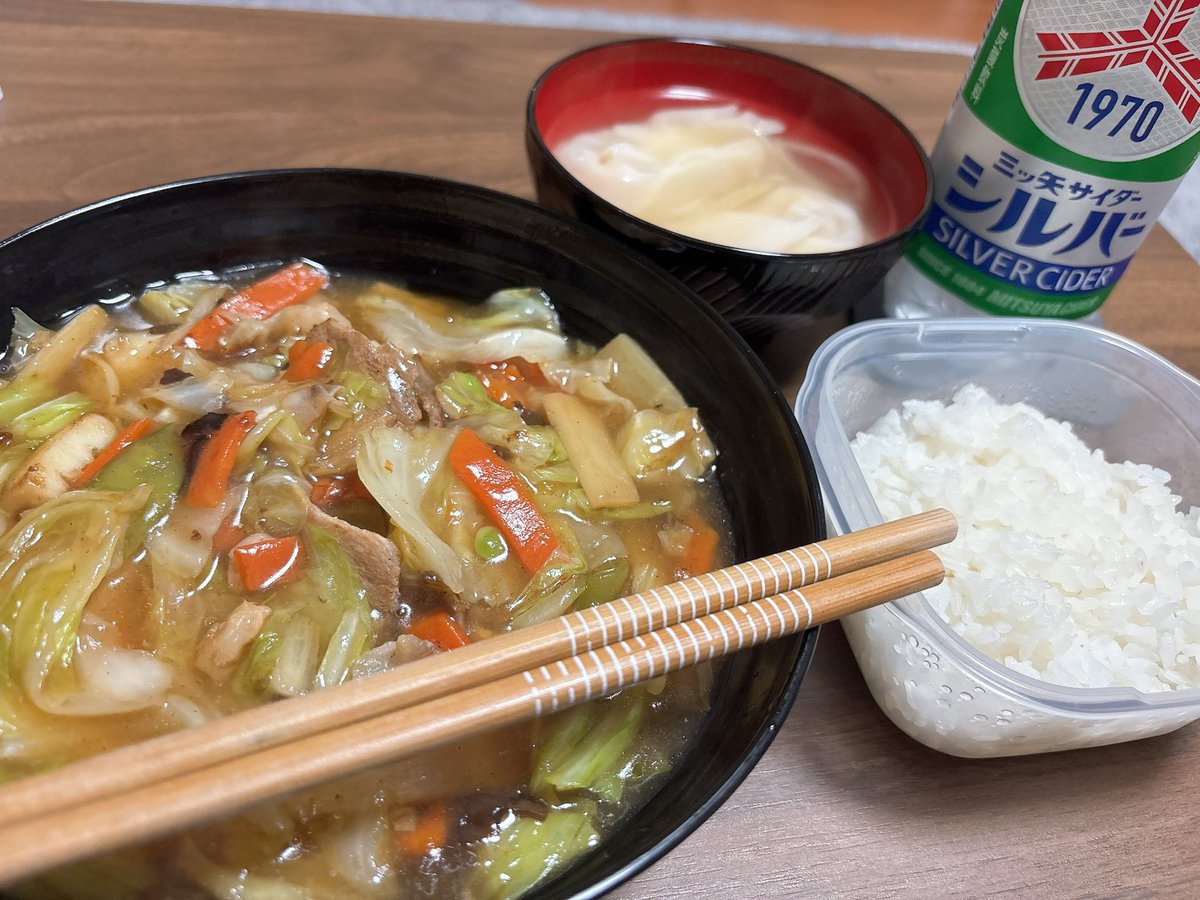 Gilgamesh_child's tweet photo. 本日は八宝菜とワンタンスープ
それと休肝日なので三ツ矢サイダー https://t.co/M2WpBMrDIO