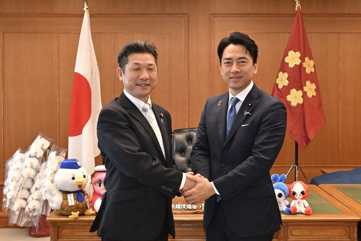 shinjirokoiz's tweet photo. 若林ようへい防衛政務官も今日が退任の日。ご家族でご挨拶に来てくれました。若林さんは北朝鮮のミサイル対応などの危機管理にいつも迅速に動き、寄り添ってくれました。また、地元の静岡に関わる案件についても元御殿場市長の経験から適切なアドバイスをしてくれました。退職自衛官・家族支援庁の実現に向けた動きも省内で力強く後押ししてくれました。これからは自民党から、参議院から後押ししてくれる心強い存在です。若林さん、一年間ありがとうございました！
@w_youhei