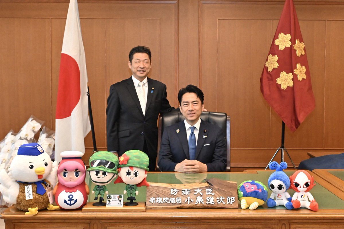 shinjirokoiz's tweet photo. 若林ようへい防衛政務官も今日が退任の日。ご家族でご挨拶に来てくれました。若林さんは北朝鮮のミサイル対応などの危機管理にいつも迅速に動き、寄り添ってくれました。また、地元の静岡に関わる案件についても元御殿場市長の経験から適切なアドバイスをしてくれました。退職自衛官・家族支援庁の実現に向けた動きも省内で力強く後押ししてくれました。これからは自民党から、参議院から後押ししてくれる心強い存在です。若林さん、一年間ありがとうございました！
@w_youhei