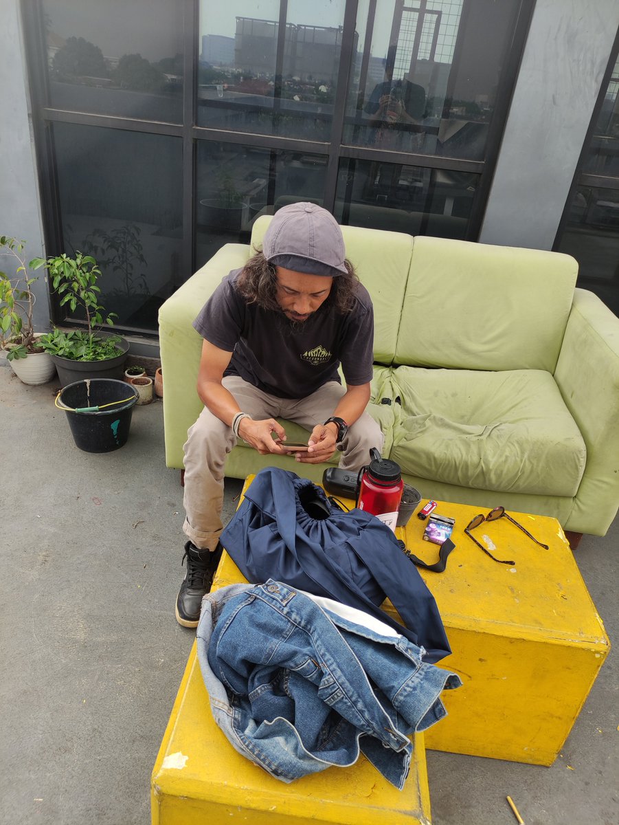 hujander4s's tweet photo. Lagi diem di rooftop kantor tiba tiba ke summon jir bapak bapak ini https://t.co/VzFR2Kr7Km
