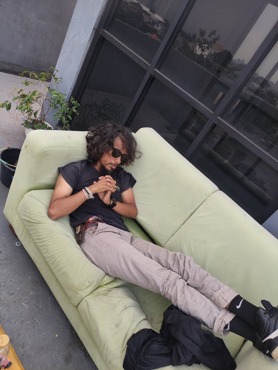 hujander4s's tweet photo. Lagi diem di rooftop kantor tiba tiba ke summon jir bapak bapak ini https://t.co/VzFR2Kr7Km
