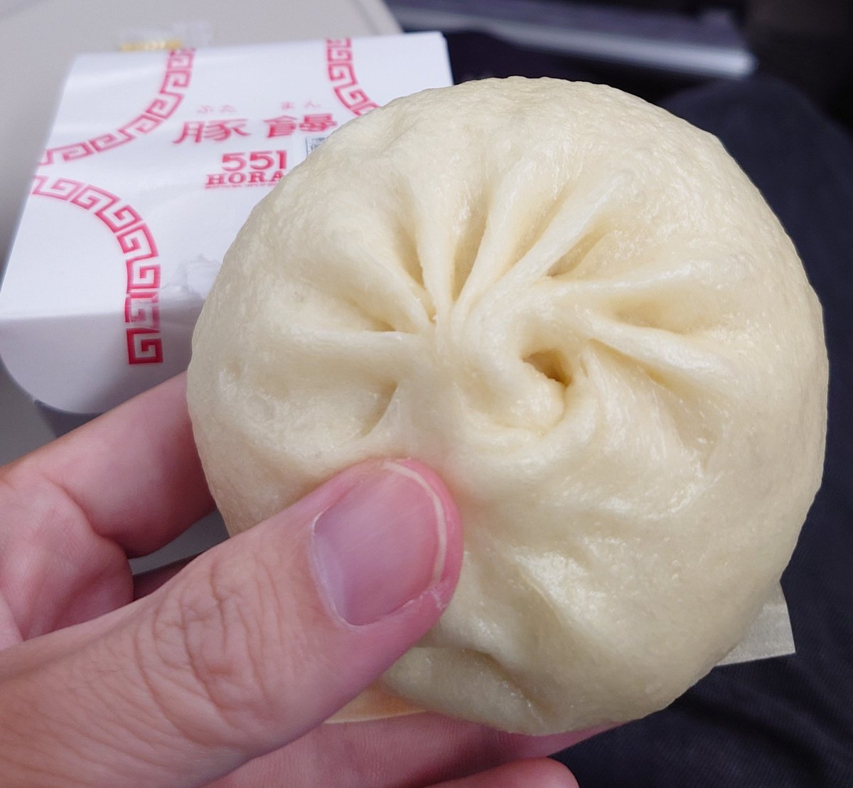 aomi80's tweet photo. これが551の豚饅かぁ…
「ある時！ない時！」

ちょっと皮が硬いかな。
コンビニの方が美味しそうだったり♪ https://t.co/Oshu8uRWsq