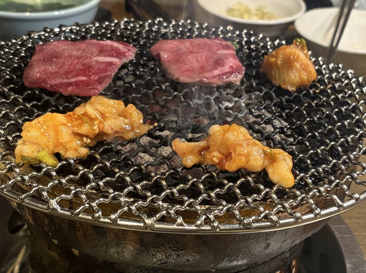 Oto202608's tweet photo. 今日から2週間ほど実家！
家族で久しぶりの焼肉来た！♪(っ˘ڡ˘ς) https://t.co/jc5PqSEV6S