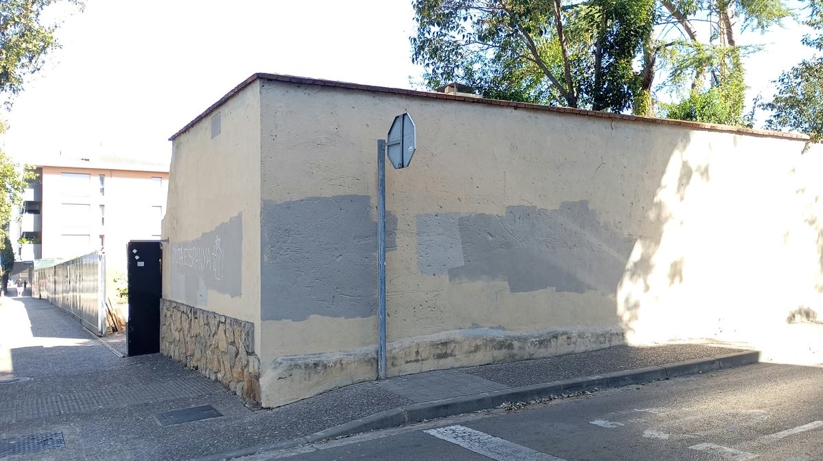 david_1911_'s tweet photo. 🚫 Apareixen esborrades les pintades contra la directiva del @GironaFC, ubicades a les proximitats de Montilivi.

Desconec si les pintades s'han fet aquesta setmana o si porten bastant temps. En elles, es podia llegir “Girona, Champions; directiva, regional” o “No som un negoci”. https://t.co/jfbH2vcwIc