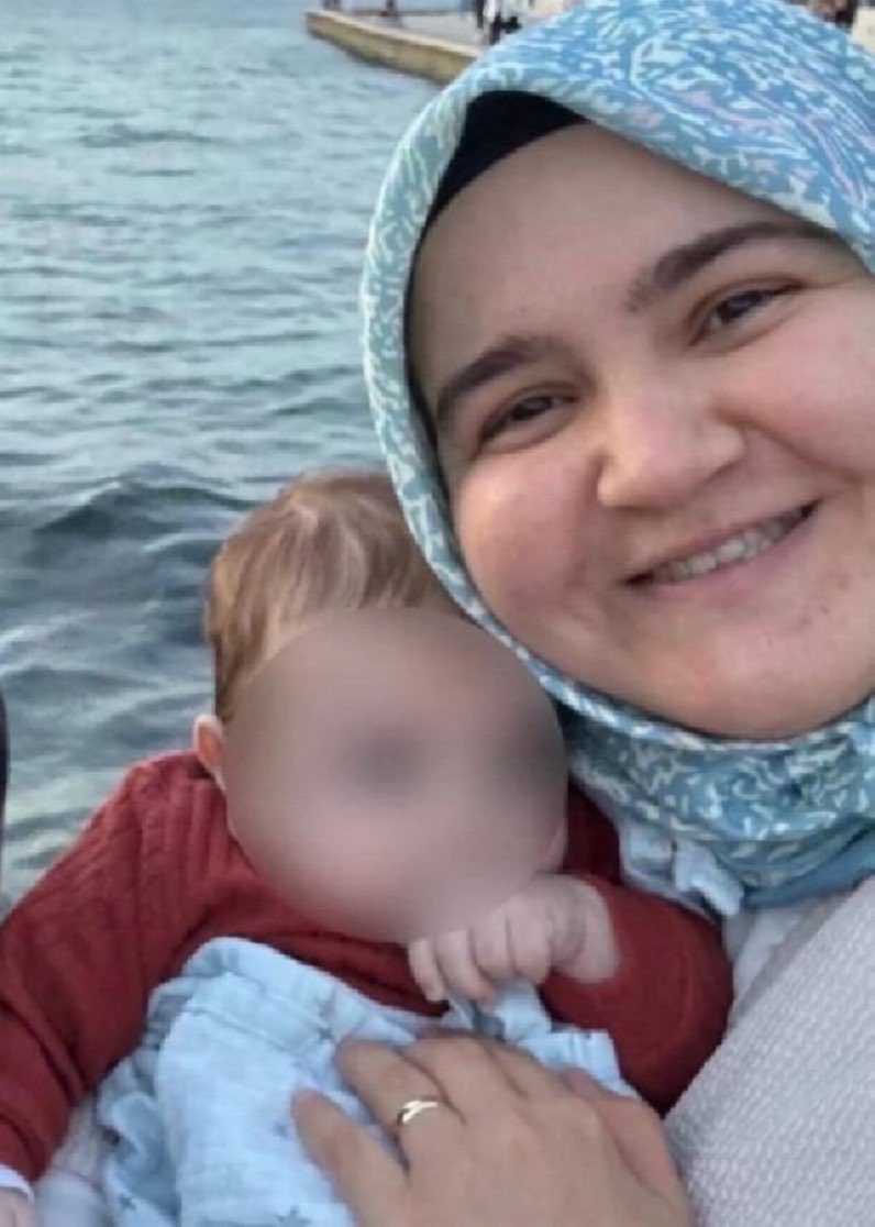 TutsakBebekler's tweet photo. Doğuştan akciğerlerinde kistler bulunan 12 aylık Emin bebeğin annesi Rümeysa Şanal, 12 Haziran 2026'dan beri Şakran Cezaevi'nde. 
Rümeysa Şanal, hapse girdiğinde bebeği Emin 9 aylıktı.  Bir anne olarak hasta bebeğinden ayrı bırakılan Rumeysa Şanal, yaşadıklarını, 

“Bebeğimin akciğerinde bulunan kistler nedeniyle tomografi çektirmesi gerekiyor. Doktor yaşını doldurunca tomografi çekelim dedi. Ameliyat olabilir. Ayrıca bebeğim emzirme döneminde ve benim bakımıma muhtaç." cümleleriyle ifade etti. 

Rumeysa Şanal'ın hapiste olmasının gerekçeleri "2024 yılında Bosna-Hersek’e geziye gitmek", "bebeğine hediye olarak verilen paraları evinde bulundurmak", "öğrencilerle görüşmek".
@sokakkedisitv