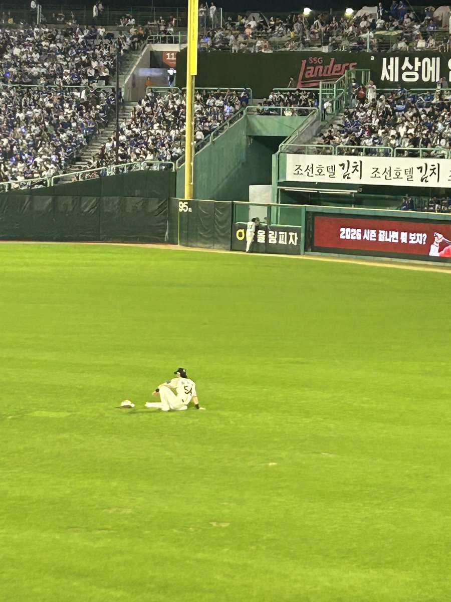 honorincheonppl's tweet photo. 투교시간
최지훈: 주저앉음
에레디아 : 삼성불펜이랑떠듦니뭐하냐? https://t.co/To7qDBkscp