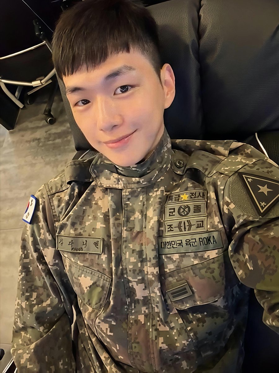 nglineart's tweet photo. soldier with a cute and handsome face, his name is #kangdaniel https://t.co/XrWuPYZ8cJ