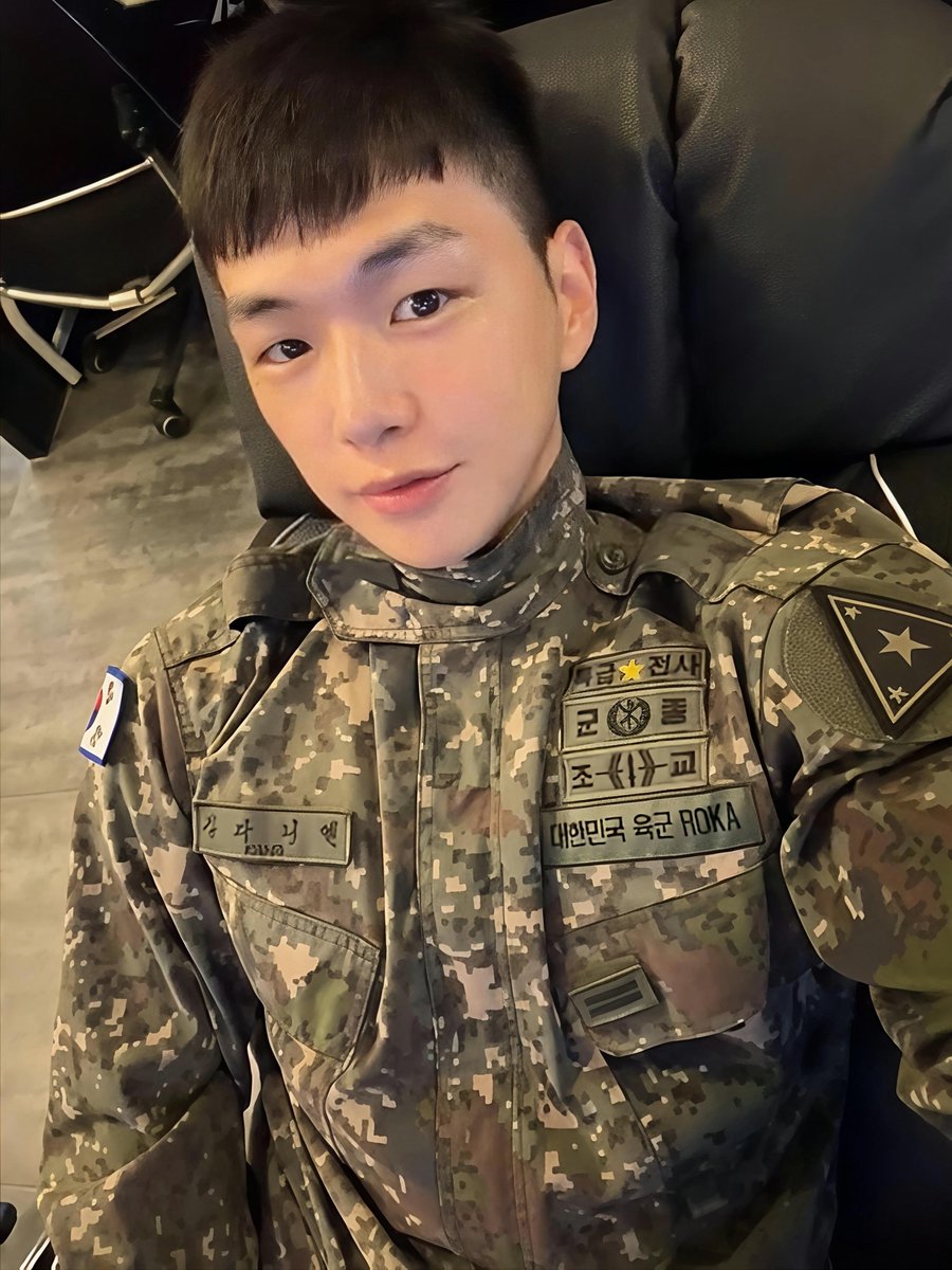 nglineart's tweet photo. soldier with a cute and handsome face, his name is #kangdaniel https://t.co/XrWuPYZ8cJ