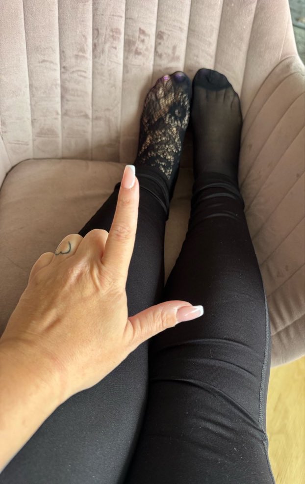 Goddess_SerenaP's tweet photo. Links oder rechts ? 😏👣
#finsub #paypig #findom #sub #zahlsau https://t.co/lz6OKLGtua