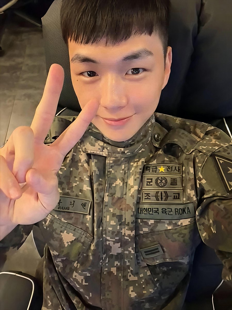 nglineart's tweet photo. soldier with a cute and handsome face, his name is #kangdaniel https://t.co/XrWuPYZ8cJ