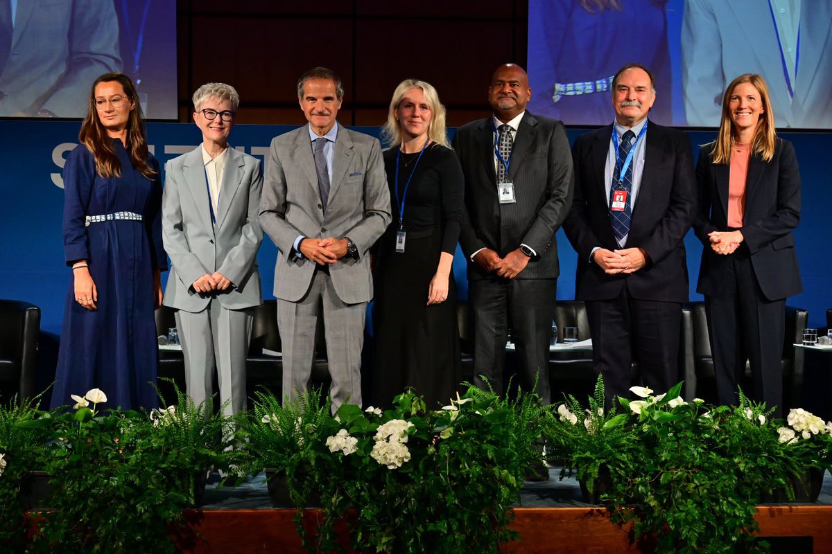IAEANA's tweet photo. Six industry partners. One goal: closing the global gap in cancer care.
Last week, @iaeaorg signed agreements with @SiemensHealth, @Elekta, @GEHealthCare, RaySearch, Vertual and AMEX Healthcare to expand access to radiation medicine under #RaysOfHope 👇
https://t.co/AFpI2ItyIm https://t.co/8WEwIatQhh