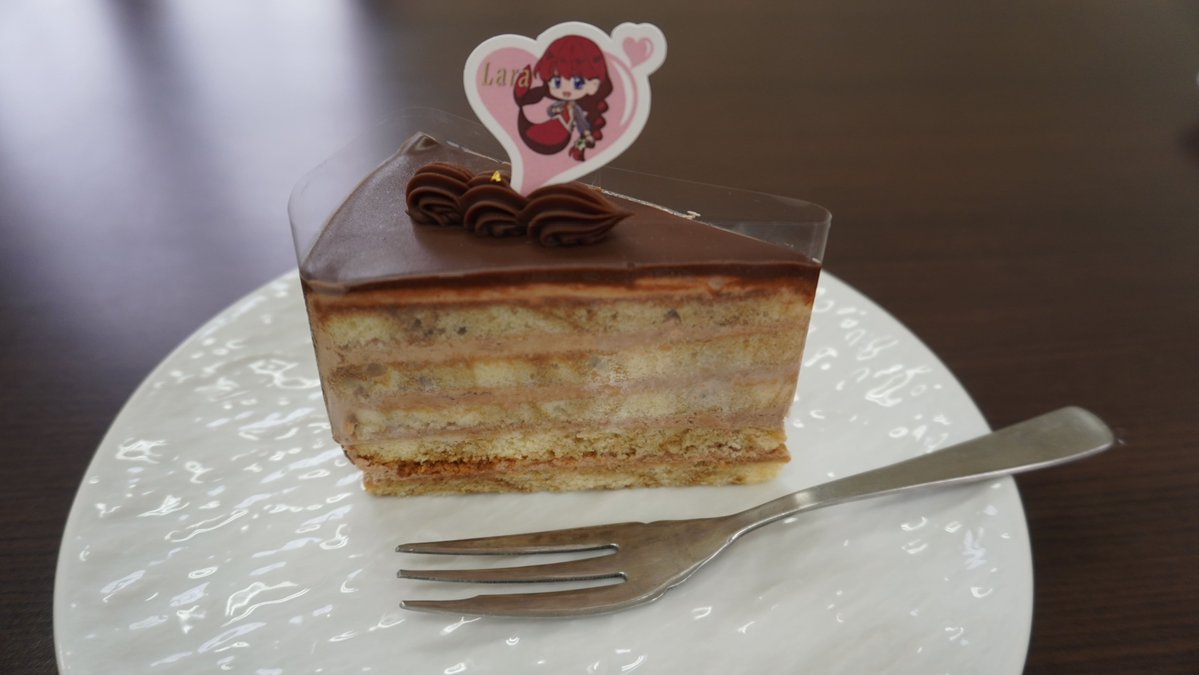 Goodbye_Lara's tweet photo. .˚🍰⁺‧┈
　　『#さよならララ』コラボケーキ
　　アンデケンにて販売開始✨
　　　　　　　　　　　　　┈‧⁺ 🫧˚.

本日より、アンデケンの定番商品「チョコレートケーキ」が『さよならララ』仕様で登場🍰
濃厚なチョコレートケーキに、人魚姿のララが描かれた飾りピックを添えてお届けします🧜‍♀️

📅販売期間：2027年1月29日まで

アニメ第５話予告でも言及された、茉里が好きなアンデケンのチョコレートケーキをぜひお楽しみください❣
※近江八幡本店・彦根店 どちらでもお買い求めいただけます。