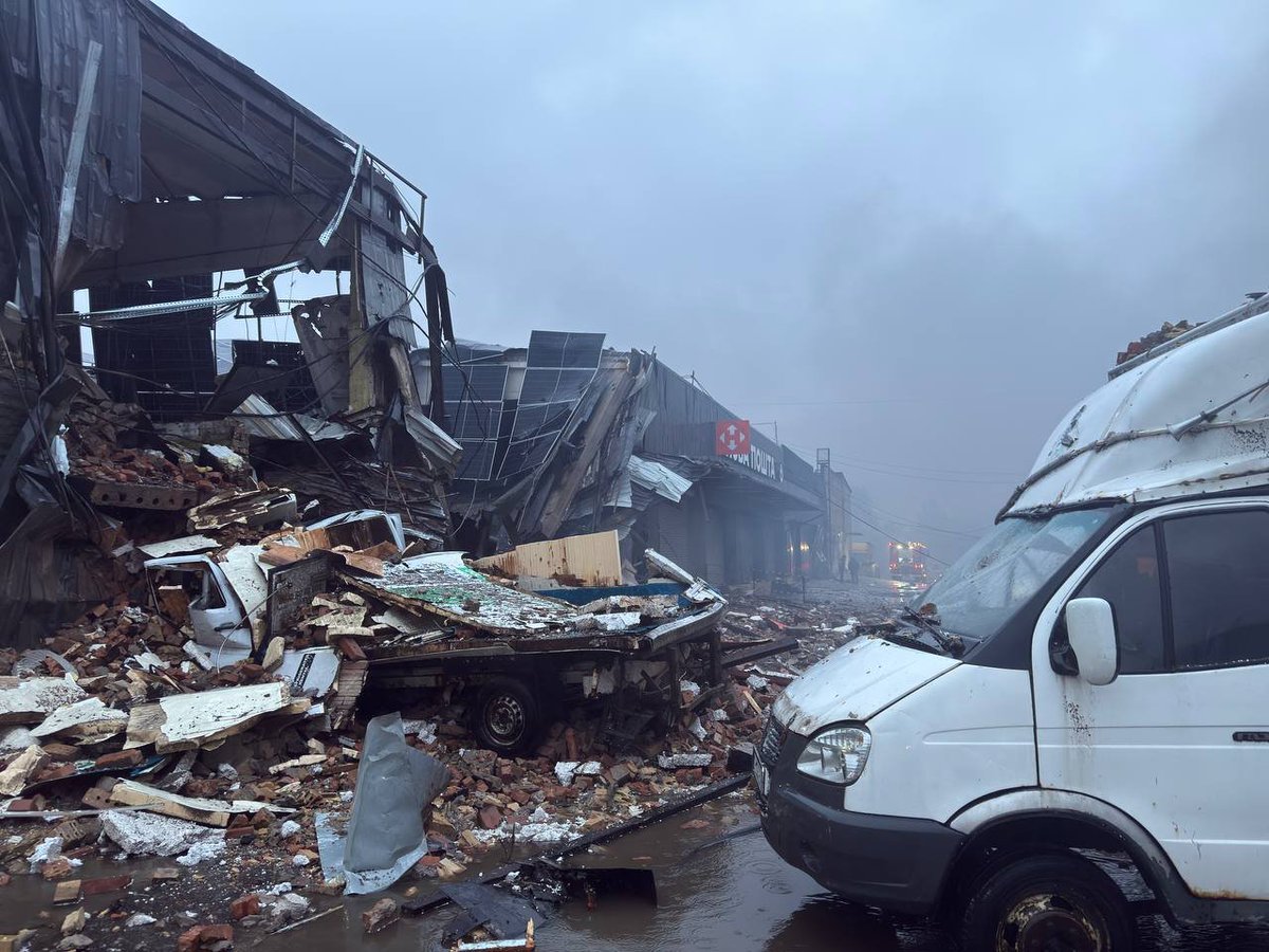 jirik957's tweet photo. Rusové podle tiskové služby společnosti zničili další pobočku Nové pošty a poškodili třídicí centrum v Kyjevě. Dochované balíky jsou již přemisťovány na jiné místo. Naštěstí nebyl žádný zaměstnanec zraněn.

Také datové centrum ukrajinského poskytovatele hostingu MiroHost bylo zničeno. Podle zakladatele Alexandra Olšanského může být ovlivněn přístup k některým webovým stránkám hostovaným na jeho serverech.

Další poskytovatel internetu Etherlink, který obsluhuje mimo jiné centrum Kyjeva, hlásil poškození svého hlavního síťového uzlu. Jeho předplatitelé jsou v současné době bez internetového připojení.
