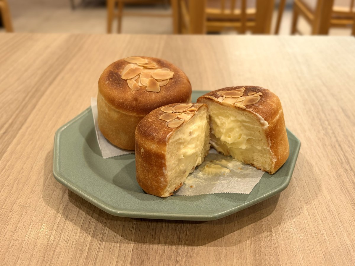oryouri_38's tweet photo. 基礎コース4回目はクリームパン。
マフィンの型に入れて焼き上げたので、形がとても可愛い…
洋酒入りのクリームで大人っぽい味に。
#ABCクッキング https://t.co/iHM1kChy8A