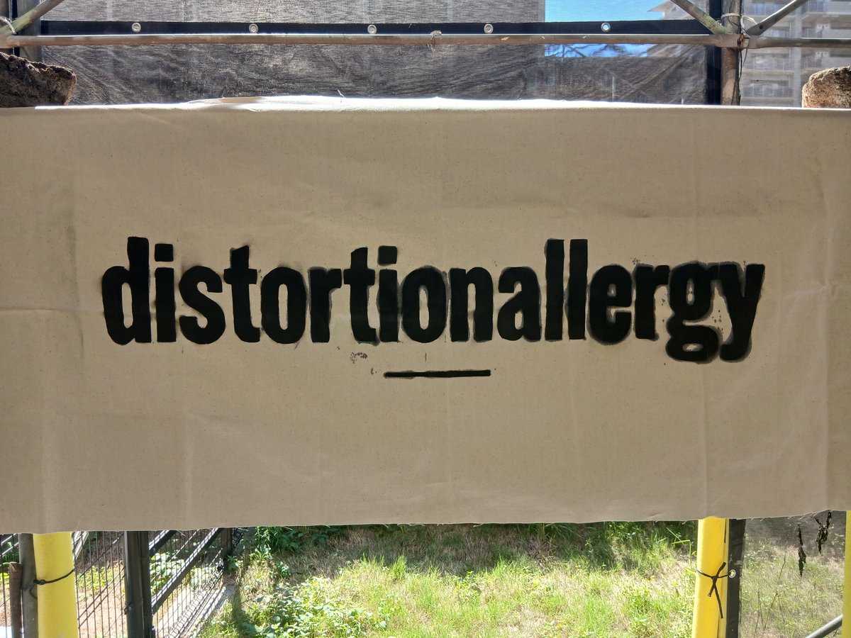 distortion_alle's tweet photo. バックドロップ幕、手作りしました https://t.co/ffrc8nFfDZ