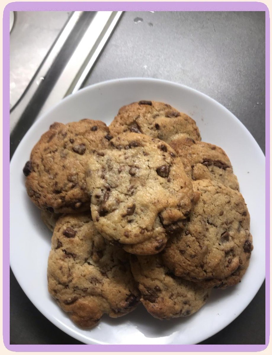 DallasVredclnx's tweet photo. Hoy me divertí horneando galletas de vainilla con chispas de chocolate , el aroma llenó toda la casa y quedaron deliciosas! https://t.co/U7bl4y8Iqh
