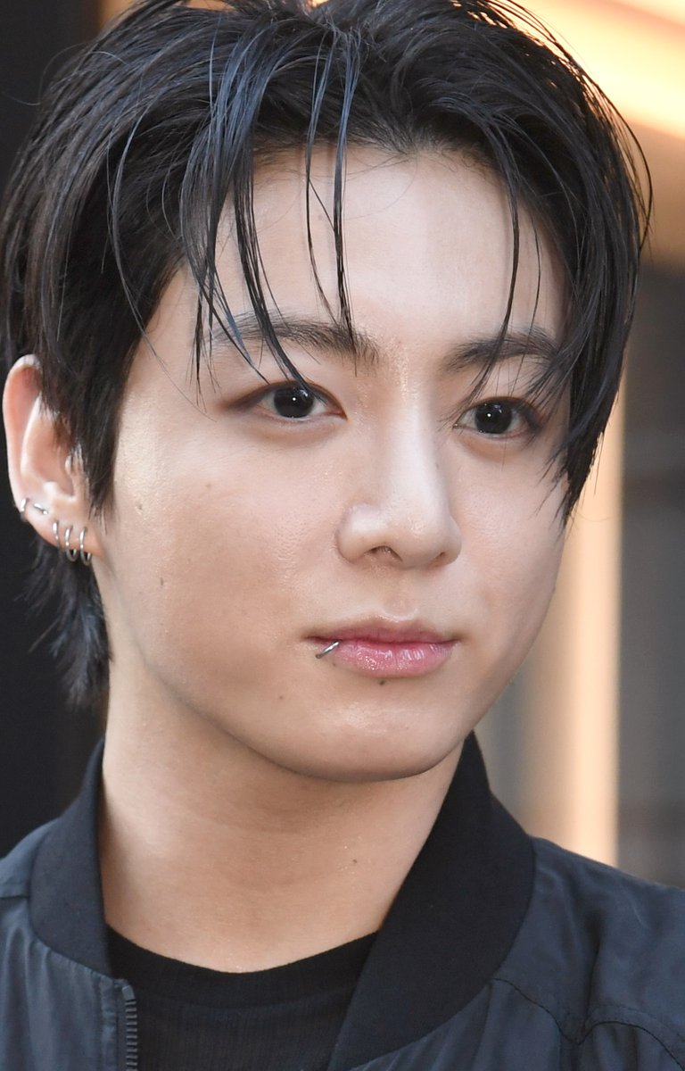SANSPOCOM's tweet photo. 【動画】BTS・ジョングク、銀座にサプライズ登場　ファン1000人超から大歓声浴びる

▼こちらから▼ 
https://t.co/5GF7SKaUfX

#BTS #정국 #JUNGKOOK #ジョングク https://t.co/0RoS6QpX4w