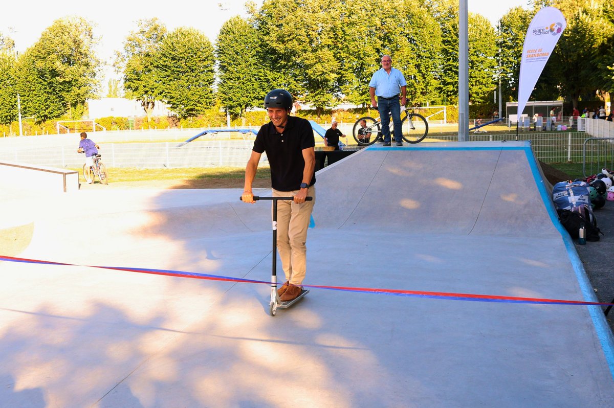 ClermontFd's tweet photo. 🛹 800 m² pour découvrir les sports de glisse : #ClermontFerrand inaugure le flowpark/pumptrack du stade Leclanché.

Porté par une habitante et le Conseil municipal des enfants, ce projet du #BudgetParticipatif fait la part belle aux débutants. https://t.co/TUHTScjHty
