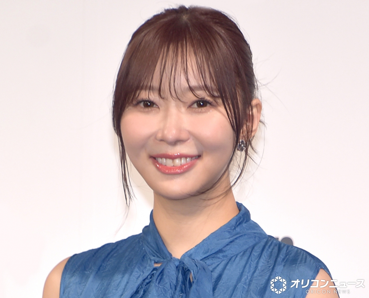 oricon's tweet photo. 村重杏奈「私が指原莉乃の最高傑作」
グレていたアイドル時代、指原の言葉で更生
https://t.co/sTcaJMEFyK
⠀
HKT48でセンターになれず、勝手に茶髪に染め、人気も立ち位置も下がり、3ヶ月で10キロ太った村重。その都度、指原から叱られるも反発し、指原がいるときは楽屋に入らないなど悪態をついた ｡ しかし、指原の卒業が決まると「誰が怒ってくれるんだろう」と急に不安に。そして最後に「HKT頼んだよ」と言われ「怒られずに最後頼られるんだ…」と3秒で更生。結果「バーンって売れました。だから私が指原莉乃の最高傑作です」と感謝した。