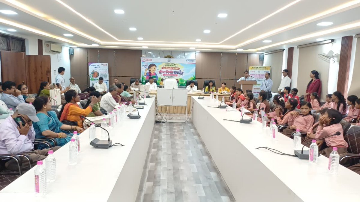 VigyanF's tweet photo. On Meena Day in Shravasti, 80 Power Angels joined officials to discuss girls’ education,child marriage prevention,child protection &amp; legal safeguards,followed by a screening of Badhte Bachche

#MeenaDay #GirlsEducation #ChildProtection 
@dmshravasti 
@CDOShravasti 
@bsa_shravasti https://t.co/cpY1FSKNL6
