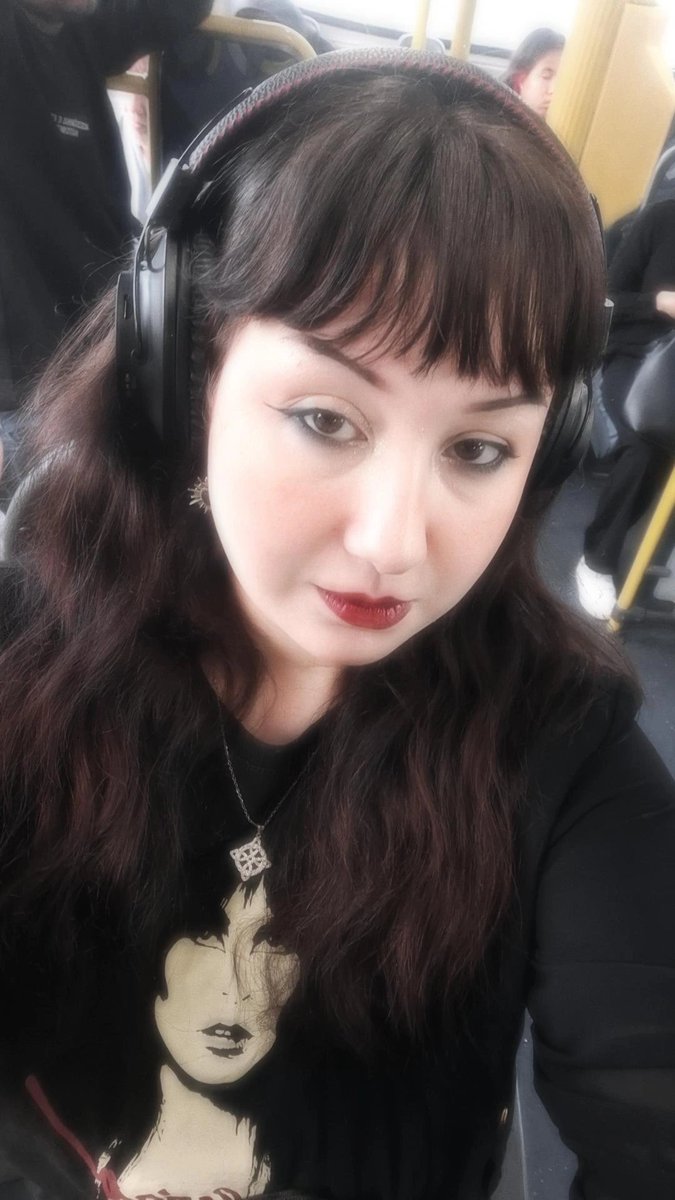 ri_sa_lis98's tweet photo. Nem a maquiagem e o filtro tirou a cara de exausta https://t.co/V5tVAsAXRc