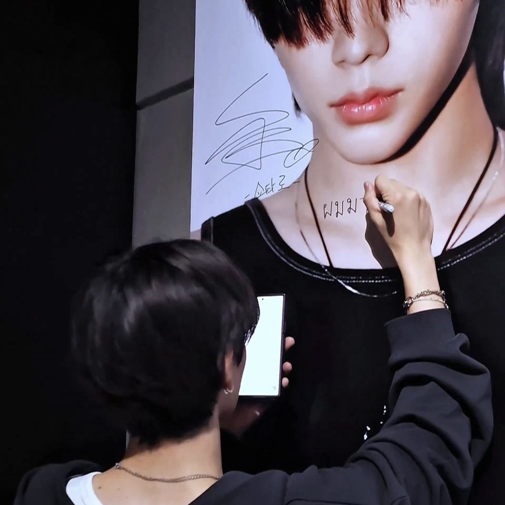 mnmaterial's tweet photo. ปีนึงแล้วที่โชทาโร่มาอัพคลิปลายมือภาษาไทยที่เขียนในป้อปอัพ 🥺 ผู้ชายที่ translate คำแล้วเซฟไว้เพื่อเอามาเซ็นอวดเราอะ คนที่ดีที่สุดในชีวิตชั้น https://t.co/3qKxbbunuF