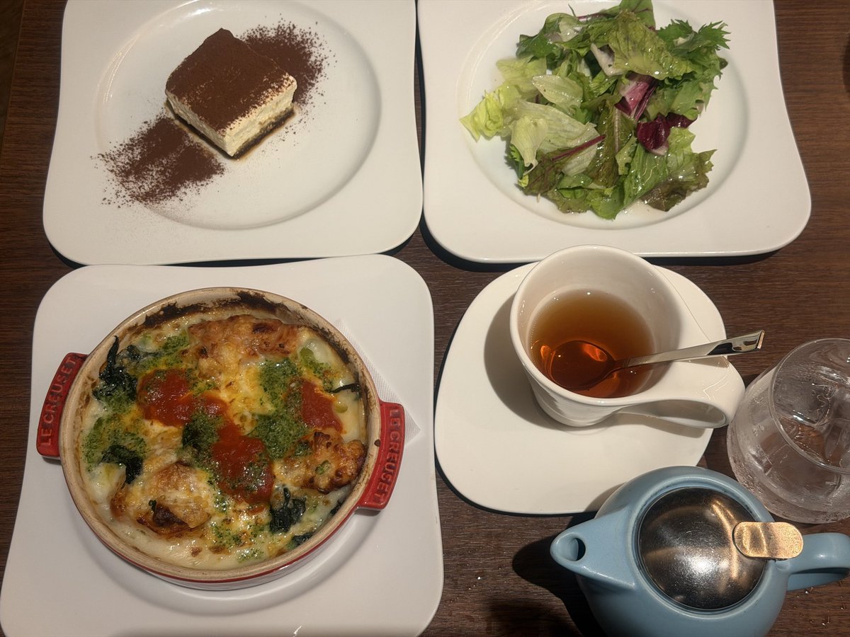 acordionmark's tweet photo. チキンとほうれん草のドリア
サラダ🥗ティラミス🍰ドリンク🫖 https://t.co/zPuSkgiXXD