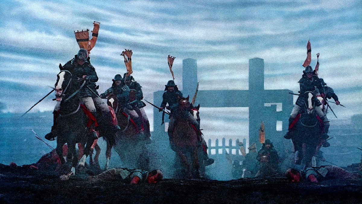 yu04_movie's tweet photo. 『乱』(1985)

『オデュッセイア』を撮るにあたって、クリストファー・ノーランが参考にした作品の一つが本作、黒澤明監督の『乱』。

あまりにもバケモン映画すぎる。

当時でこれだけの物量を用意できること自体ももちろんすごいんだけど、それ以上に意味がわからないのが、なぜその物量を活かし切ってとんでもないルックを完成させられるのかということ。

大量の騎馬隊が画面を埋め尽くして走る...

真っ赤な衣装や旗が広大な自然の中に浮かび上がる...

炎上する城を背景に、城主がたった一人立ち尽くす...

動きでも、色彩でも、構図でも、とにかく”画”が圧倒的に強い。

黒澤明は何を食って育ったらこんなルックを作れるんだろうか.....。”世界の黒澤”の一端を垣間見た作品だった。

⭐️4.7...！！！

以下雑感。

ノーラン自身、完成した『オデュッセイア』を振り返って『乱』が大きな影響になったと語っていて、特に風景と風の関係に惹かれたらしい。

実際に観てみると、『オデュッセイア』に通ずるものがあると感じる瞬間は確かにあった。実景と圧倒的な物量を使い、それを構図や色彩そのもので画として成立させていく。

自分は『オデュッセイア』のルックも決して悪くなかったと思っていたけど、その後にこれを観てしまうと、少なくとも自分の中では比較にならないくらい『乱』に圧倒された。

物量がすごい映画なら他にもある。だが『乱』は、大量の人間や馬を画面に並べて終わりの映画では決してない。

軍勢が動けば、その動きそのものが一つの画になり、鮮烈な赤の衣装や旗を自然の中に置けば、それだけで目を奪われる構図になる。

広大な景色を使っても人物が埋もれず、逆にその小ささまで含めて画面のスケールに変えてしまう。静止した一つのショットとして見ても強いし、そこに人や馬の動きが加わっても強い。

このレベルの画面が次から次へと出てくるのが本当に意味がわからない。最初からルックに心奪われていたかと聞かれれば特段そうでもなかったが、物語が進むに連れルック自体が意味を持ち始めるこの映画に、いつの間にか魅入られていた。

一方、物語そのものが自分にめちゃくちゃ刺さったかと言われると、そこまでではなかった。

戦乱の中で欲や憎しみに翻弄されていく人間を通して、その醜さや愚かさを描いているのは分かるし、テーマとして悪いとも思わない。ただ、同時にそれ自体を手放しで「面白い」と感じたわけではない。

テーマがテーマだけに単純な娯楽作品ではない。それでも2時間半にわたり、画面から発せられる圧にひたすらねじ伏せられ続けた。後期黒澤を代表する一本として名前が挙がるのも納得。

これで下り坂と言われているのだから全盛期はどんなものだったのだろう。中学生の時に観た『七人の侍』、『蜘蛛巣城』以外はこれといった記憶がなく、あまり黒澤明を通ってきている人生ではないので、これから積極的に手を出していきたい。
