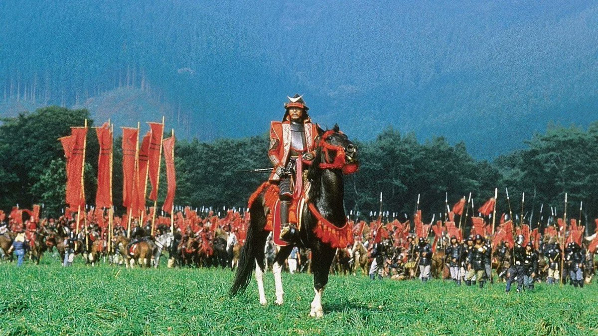 yu04_movie's tweet photo. 『乱』(1985)

『オデュッセイア』を撮るにあたって、クリストファー・ノーランが参考にした作品の一つが本作、黒澤明監督の『乱』。

あまりにもバケモン映画すぎる。

当時でこれだけの物量を用意できること自体ももちろんすごいんだけど、それ以上に意味がわからないのが、なぜその物量を活かし切ってとんでもないルックを完成させられるのかということ。

大量の騎馬隊が画面を埋め尽くして走る...

真っ赤な衣装や旗が広大な自然の中に浮かび上がる...

炎上する城を背景に、城主がたった一人立ち尽くす...

動きでも、色彩でも、構図でも、とにかく”画”が圧倒的に強い。

黒澤明は何を食って育ったらこんなルックを作れるんだろうか.....。”世界の黒澤”の一端を垣間見た作品だった。

⭐️4.7...！！！

以下雑感。

ノーラン自身、完成した『オデュッセイア』を振り返って『乱』が大きな影響になったと語っていて、特に風景と風の関係に惹かれたらしい。

実際に観てみると、『オデュッセイア』に通ずるものがあると感じる瞬間は確かにあった。実景と圧倒的な物量を使い、それを構図や色彩そのもので画として成立させていく。

自分は『オデュッセイア』のルックも決して悪くなかったと思っていたけど、その後にこれを観てしまうと、少なくとも自分の中では比較にならないくらい『乱』に圧倒された。

物量がすごい映画なら他にもある。だが『乱』は、大量の人間や馬を画面に並べて終わりの映画では決してない。

軍勢が動けば、その動きそのものが一つの画になり、鮮烈な赤の衣装や旗を自然の中に置けば、それだけで目を奪われる構図になる。

広大な景色を使っても人物が埋もれず、逆にその小ささまで含めて画面のスケールに変えてしまう。静止した一つのショットとして見ても強いし、そこに人や馬の動きが加わっても強い。

このレベルの画面が次から次へと出てくるのが本当に意味がわからない。最初からルックに心奪われていたかと聞かれれば特段そうでもなかったが、物語が進むに連れルック自体が意味を持ち始めるこの映画に、いつの間にか魅入られていた。

一方、物語そのものが自分にめちゃくちゃ刺さったかと言われると、そこまでではなかった。

戦乱の中で欲や憎しみに翻弄されていく人間を通して、その醜さや愚かさを描いているのは分かるし、テーマとして悪いとも思わない。ただ、同時にそれ自体を手放しで「面白い」と感じたわけではない。

テーマがテーマだけに単純な娯楽作品ではない。それでも2時間半にわたり、画面から発せられる圧にひたすらねじ伏せられ続けた。後期黒澤を代表する一本として名前が挙がるのも納得。

これで下り坂と言われているのだから全盛期はどんなものだったのだろう。中学生の時に観た『七人の侍』、『蜘蛛巣城』以外はこれといった記憶がなく、あまり黒澤明を通ってきている人生ではないので、これから積極的に手を出していきたい。