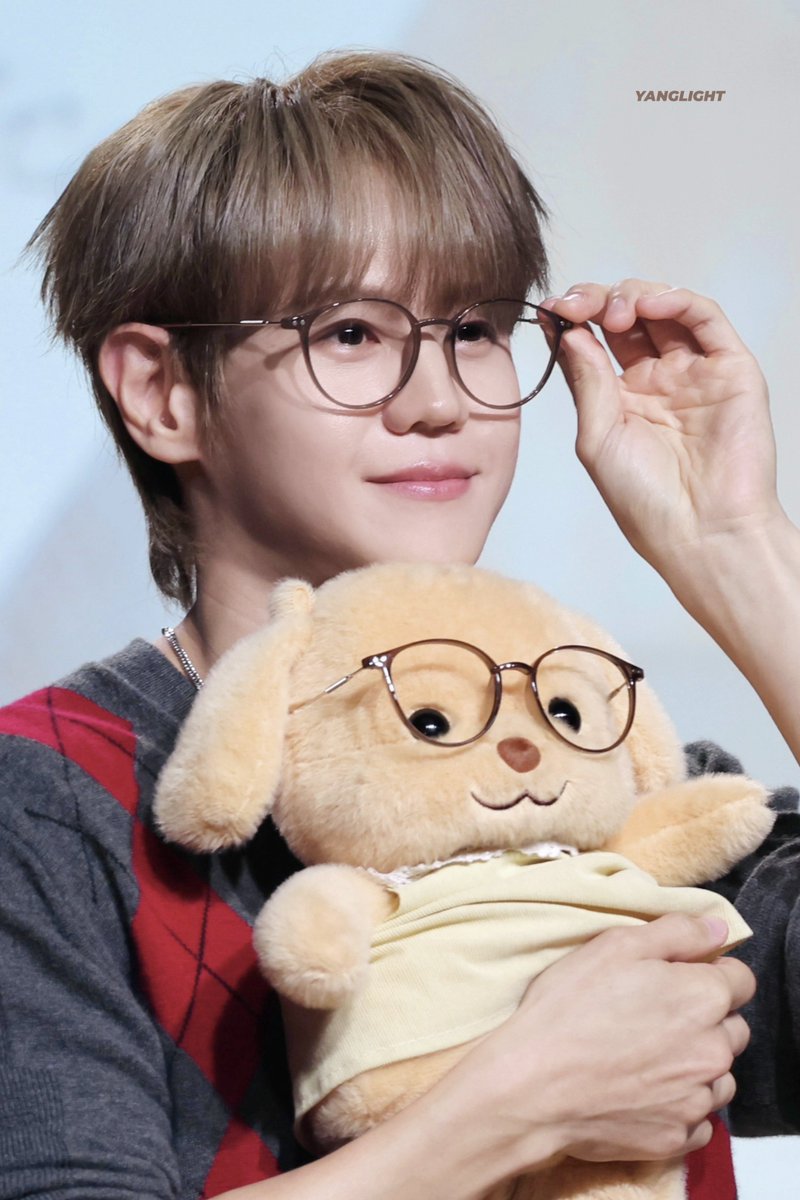 yang_light5's tweet photo. 안경요서비 저요저요

260919 포토북 팬싸
#양요섭 #요섭 #하이라이트 #YOSEOP https://t.co/EpxisK3C9Q