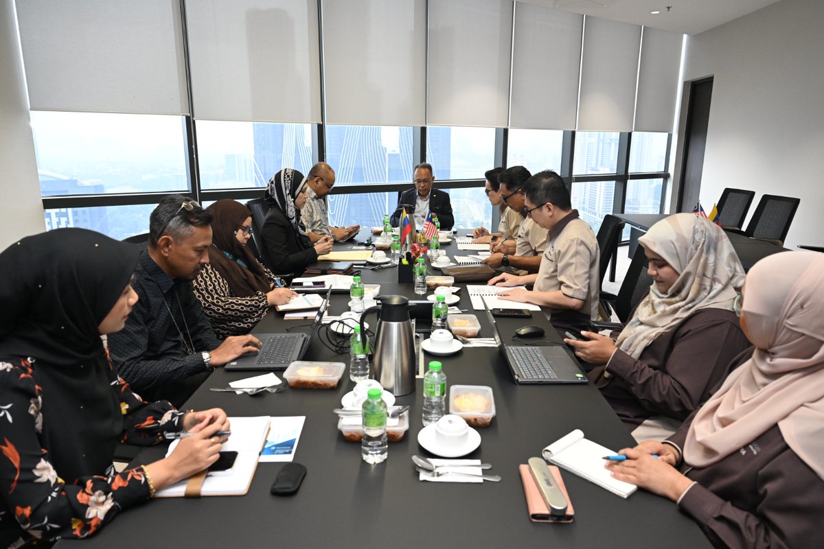 smecorp's tweet photo. Sesi perbincangan strategik peringkat pengurusan tertinggi bersama Lembaga Pembangunan Industri Pembinaan Malaysia (CIDB) pada 23 September 2026. 

#KUSKOP #SMECorpMalaysia #RakanPKS #HebatkanPerniagaanMalaysia #JalanTeruih https://t.co/phYT5Lmw6g