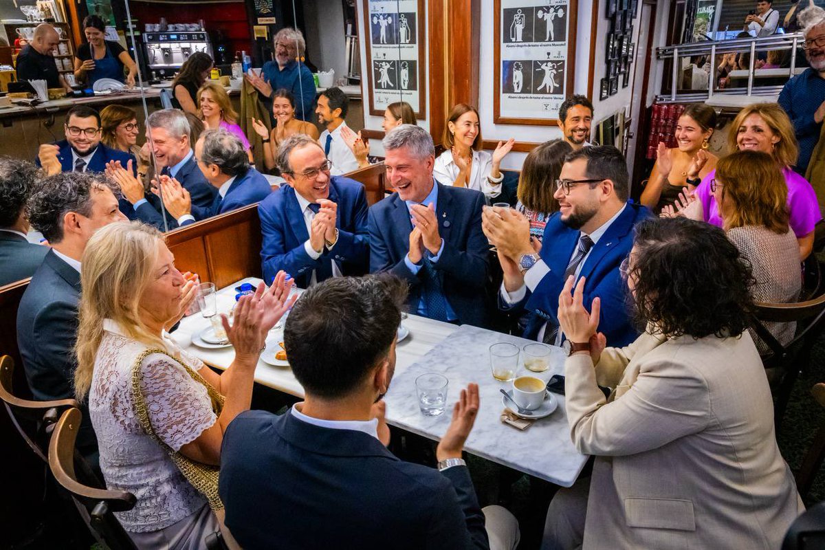 Junts_BCN's tweet photo. ☝🏻 Com cada any, l’equip de Junts per #Barcelona, encapçalat pel candidat @jmartigalbis i acompanyats del president del @parlamentcat @joseprull, esmorzem al bar Haití.

Més esmorzar de forquilla i menys ‘brunch’. Perquè no podem perdre l’essència ni les tradicions de la nostra ciutat i país.