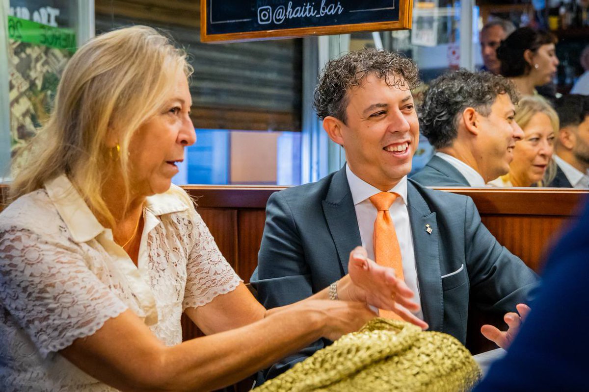 Junts_BCN's tweet photo. ☝🏻 Com cada any, l’equip de Junts per #Barcelona, encapçalat pel candidat @jmartigalbis i acompanyats del president del @parlamentcat @joseprull, esmorzem al bar Haití.

Més esmorzar de forquilla i menys ‘brunch’. Perquè no podem perdre l’essència ni les tradicions de la nostra ciutat i país.