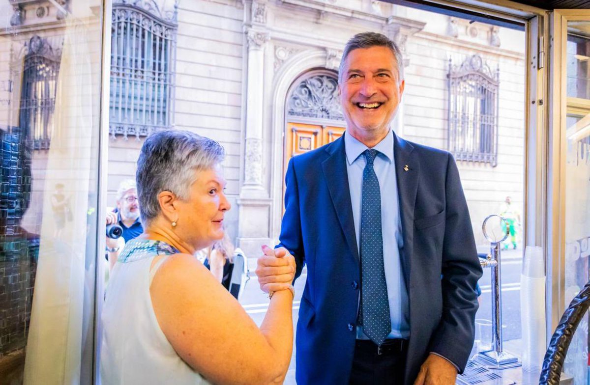 Junts_BCN's tweet photo. ☝🏻 Com cada any, l’equip de Junts per #Barcelona, encapçalat pel candidat @jmartigalbis i acompanyats del president del @parlamentcat @joseprull, esmorzem al bar Haití.

Més esmorzar de forquilla i menys ‘brunch’. Perquè no podem perdre l’essència ni les tradicions de la nostra ciutat i país.