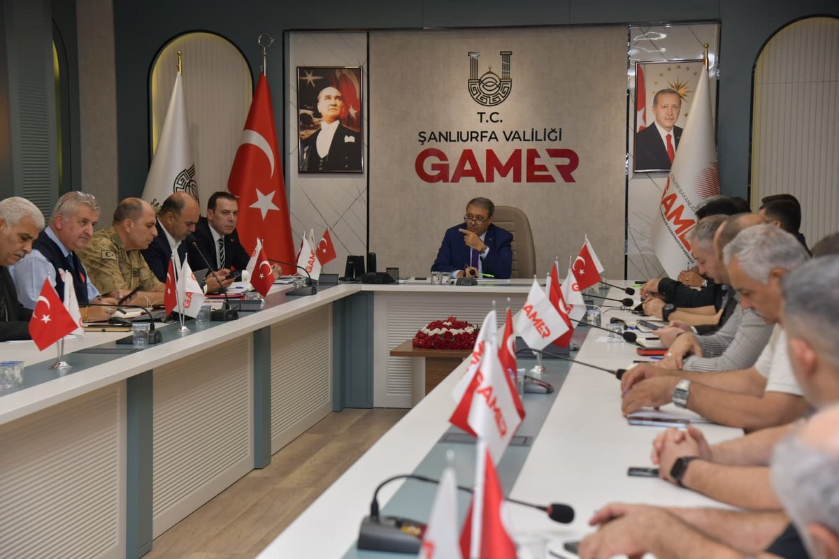 hasansildak's tweet photo. Bugün meydana gelen depremden doğrudan etkilenerek yaralanan vatandaşımız bulunmamaktadır. Deprem anında oluşan panik sebebiyle sağlık kuruluşlarına başvuran vatandaşlarımıza da gerekli destek sağlanmıştır.

Binalarda oluşan hasar ve diğer olumsuzlukların tespiti için gelen bildirimler ve tarama sonuçları esas alınarak hızlı bir şekilde hasar tespit çalışması başlatılmıştır.

Ayrıca, eğitim kurumlarına ait binalar ve camiler başta olmak üzere bütün kamu binalarında tarama ve tespit çalışması başlatılmıştır.

Öğrencilerimizin yaşanan süreçten olumsuz şekilde etkilenmesini önlemek amacıyla bütün eğitim kurumlarımızda eğitim öğretim çalışmalarına 
1 gün süreyle ara verilmiştir.

İl Afet ve Acil Durum Koordinasyon Kurulumuz toplanarak sürecin yönetim ve koordinasyonunu sağlamakta olup meydana gelen deprem sonrasında gerekli çalışmalar ilgili kurumlarımız ile birlikte hızlı şekilde yürütülmektedir.

Depremden etkilenen kıymetli hemşehrilerime tekrar geçmiş olsun dileklerimi iletiyorum.