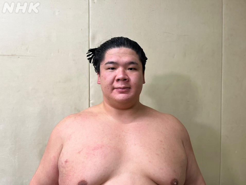 NhkSumo's tweet photo. ７勝４敗同士の勝ち越しがかかった一番
#宇良 が #時疾風 を破り
２場所ぶりの勝ち越しを決めました‼️

「しっかり両脇を固めて中に入ったのが良かった」
解説 #琴風 さんが評価した取組は↓
https://t.co/8QSjGudNv7

「精一杯頑張りました！」と語った
宇良らしいインタビューは↓
https://t.co/OwBpd8GkpV
